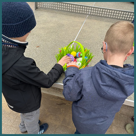 Teaserbild Kinder mit Osternest