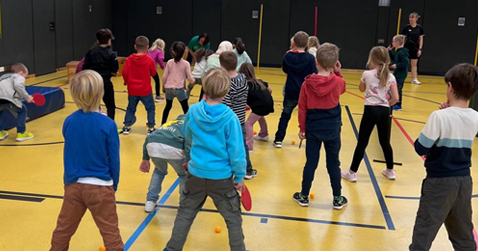 Kinder in der Turnhalle mit Tischtennisschlägern
