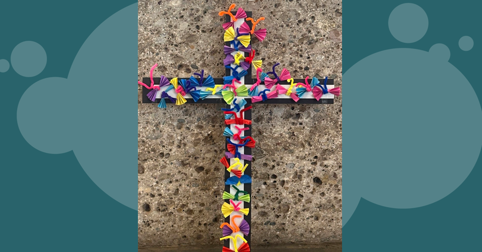 Osterkreuz geschmückt mit Schmetterlingen aus Papier