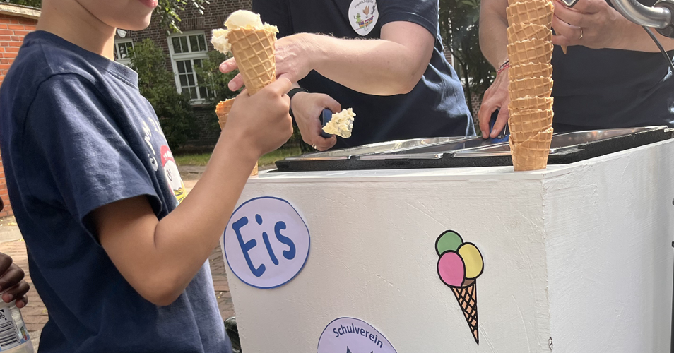 Kind am Eiswagen