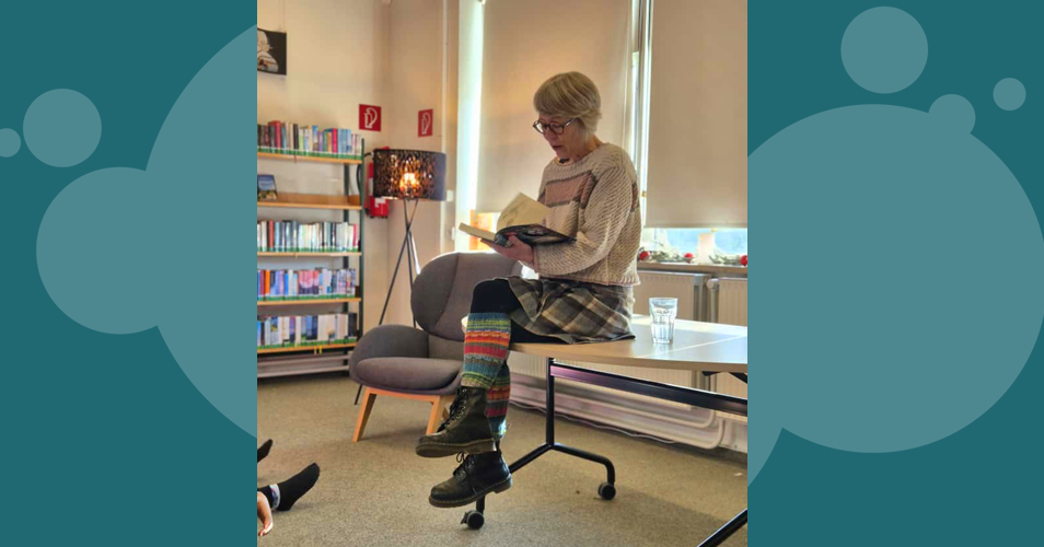 Gina Mayer in der Bibliothek