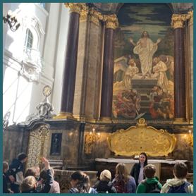 Schulklasse vor dem Altar