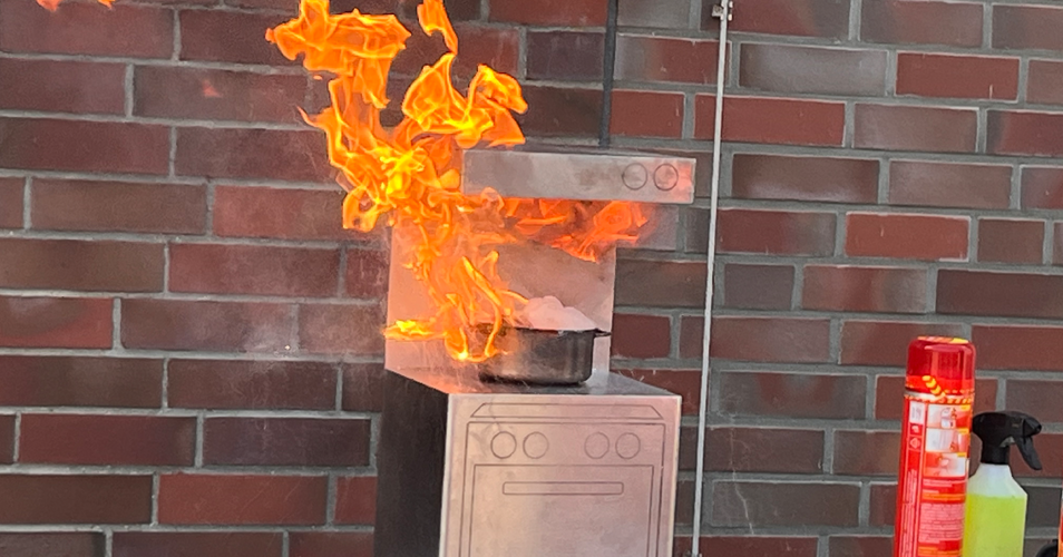 Brennender Topf auf Herd bei Feuerwehrübung