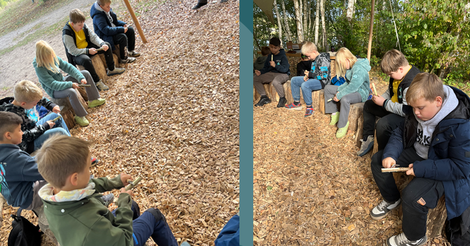 Die Kinder sitzen im Halbkreis auf Baumstämmen und schnitzen