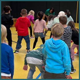 Teaserbild Kinder mit Tischtennisschlägern in der Turnhalle