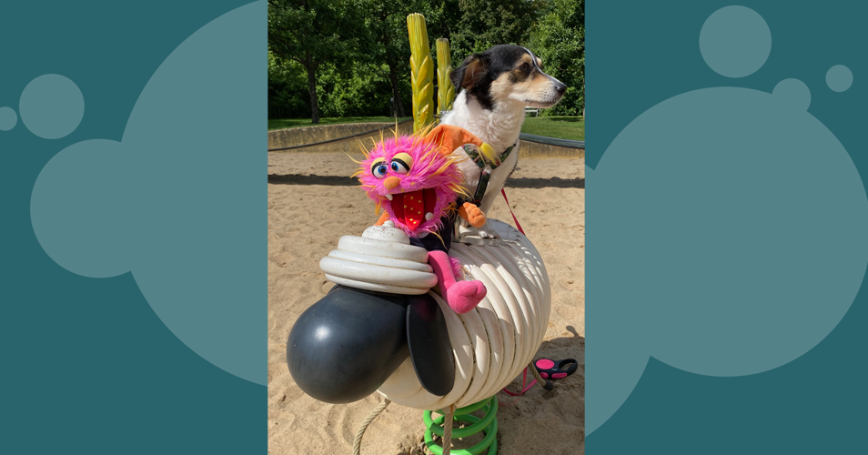 Frieda, Ella sitzen auf einem Holzschaf im Stadtpark