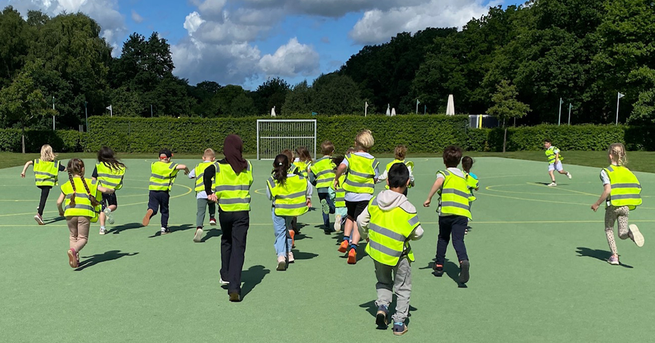 Kinder auf dem Fussballplatz im Stadtpark