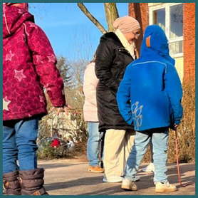 Teaserbild Gruppenbild Kinder mit Springseil auf dem Pausenhof