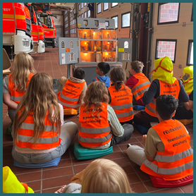 Teaser Kinder in der Fahrzeughalle der Feuerwehr Friedrichsgabe