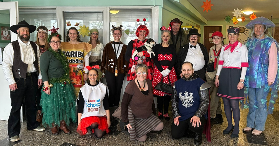 Gruppenbild Kollegium in Faschingskostümen