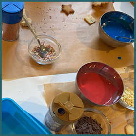 Tisch mit Backutensilien und Streuseln