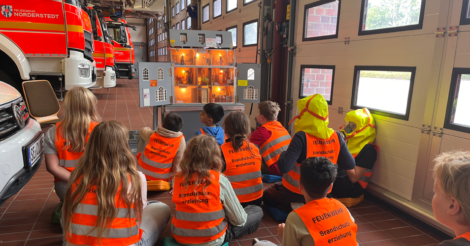 Kinder in der Feuerwehrfahrzeughalle