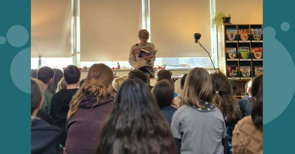 Autorin Gina Mayer mit Schulklasse