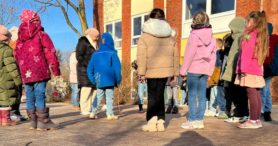 Kinder auf dem Schulhof