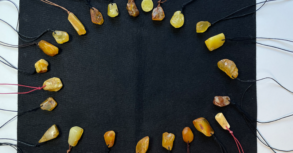 Ketten mit Anhängern aus Bernstein