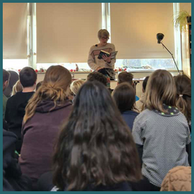 Teaserbild der Autorin Gina Mayer bei der Autorenlesung