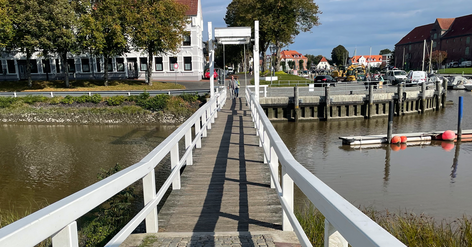Kleine weiße Brücke am Hafen