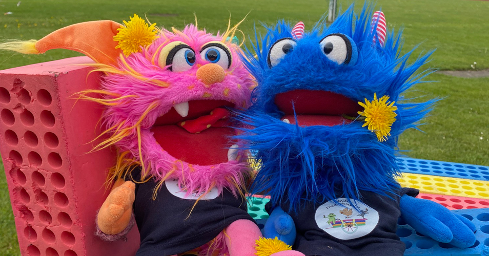 Die Maskottchen auf dem Sportplatz