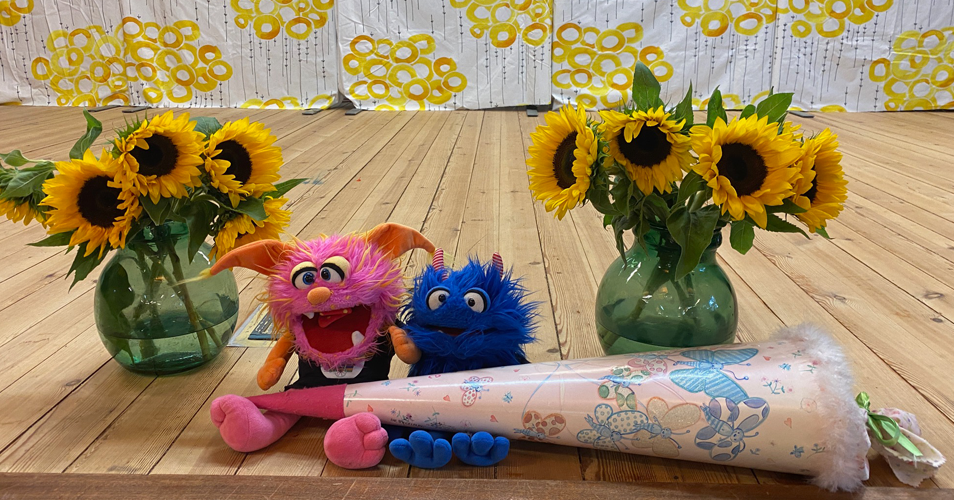 Frieda und Fridolin mit Schultüte auf der Bühne