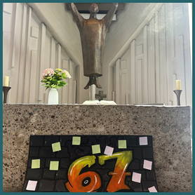 Teaserbild Altar mit Poster der Zahl 67