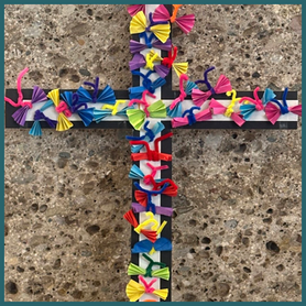 Teaserbild Osterkreuz geschmückt mit Schmetterlingen aus Papier