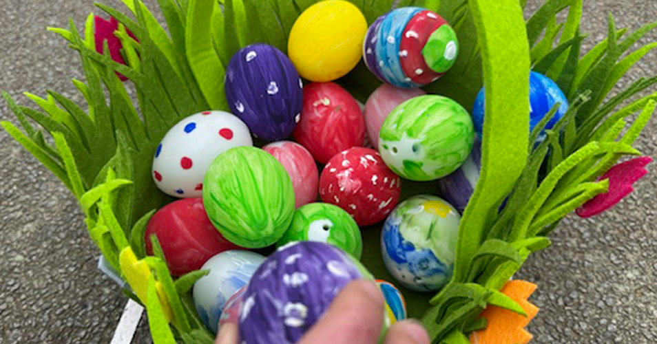 Osternest mit bunten Eiern