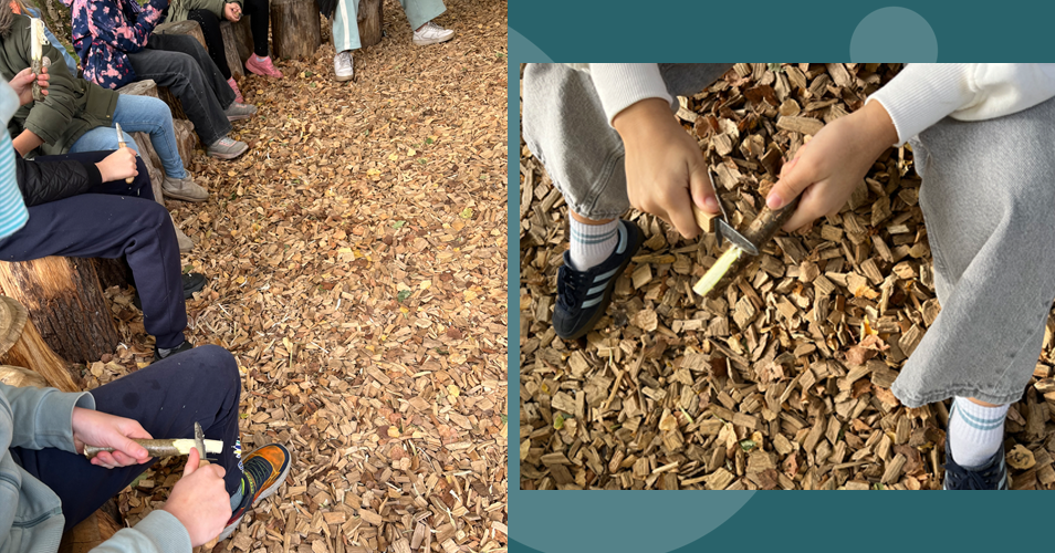 Die Kinder sitzen im Halbkreis auf Baumstämmen und schnitzen. Eine Detailansicht von Händen mit dem Schnitzmesser