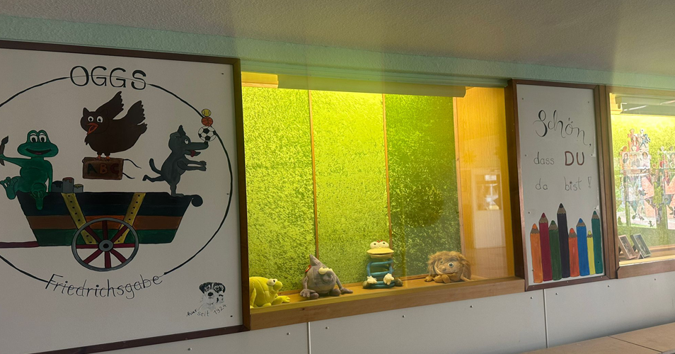 Schaukästen im Eingangsbereich der Schule