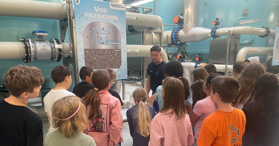 Kinder im Wasserwerk vor der Lerntafel Vorfiltration