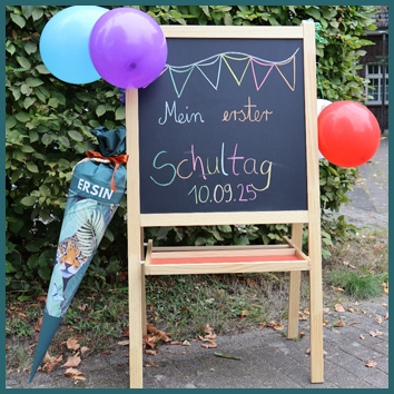 Kindertafel am Eingang der Schule mit Schultüte